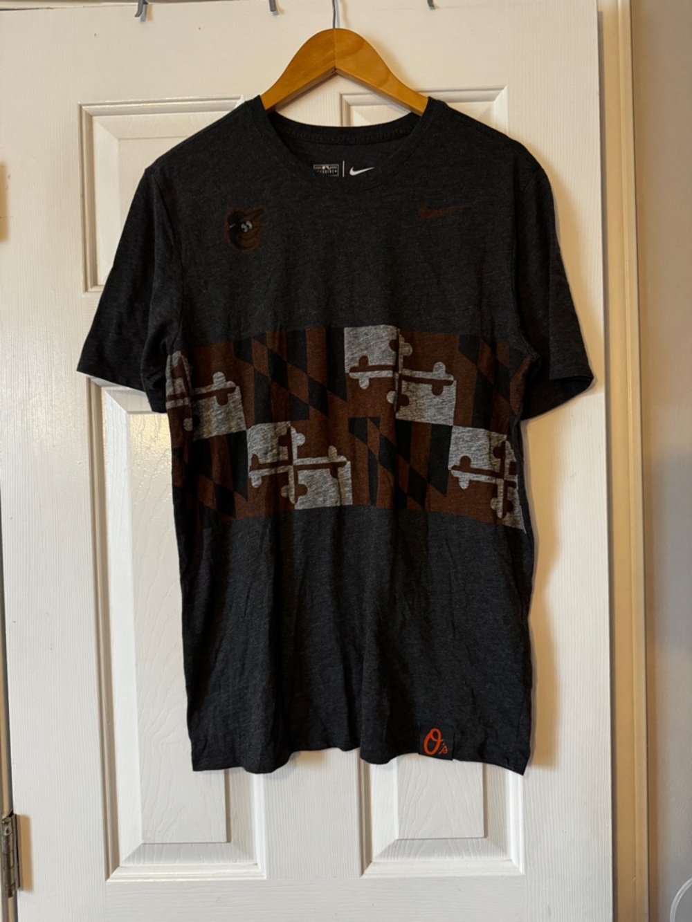 Nike Men's Baltimore Orioles Maryland Flag Graphic T-Shirt Large MLB Fan 0584